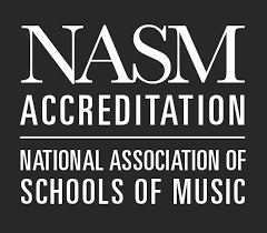 검은색 바탕에 흰색 텍스트는 NASM 인증 전국 음악 학교 협회라고 말합니다.