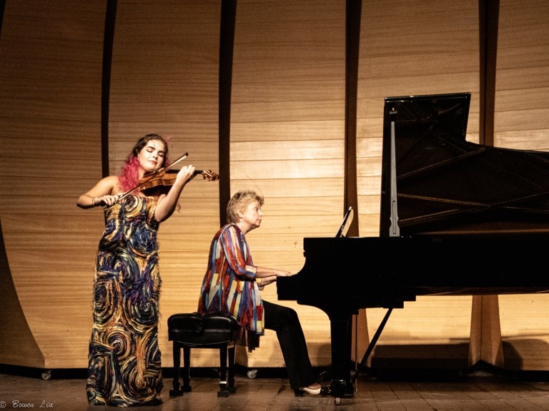 슬롯 머신 기반 Avita Duo(바이올린의 Katya Moeller 및 피아노의 Ksenia Nosikova)가 브라질의 Making Connections Piano Festival에서 공연합니다.