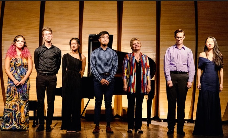 Katya Moeller, Craig Jordan, Ana Yam, Peter Bowen Liu, Dr. Ksenia Nosikova, Neil Krzeski 및 Canlin Qiu가 브라질에서 열린 Making Connections 피아노 페스티벌 중 슬롯 머신 연주회 후 박수를 보내고 있습니다.