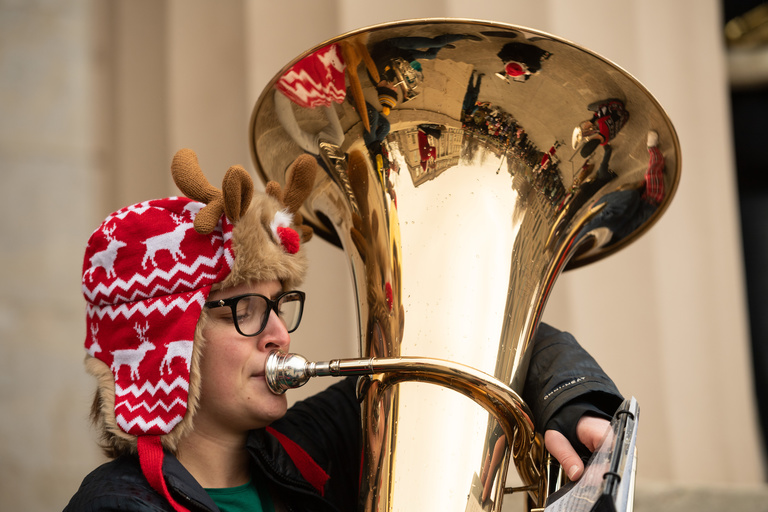 Old Capitol 계단에서 Holiday Tubas 공연 중 튜바 연주자의 클로즈업
