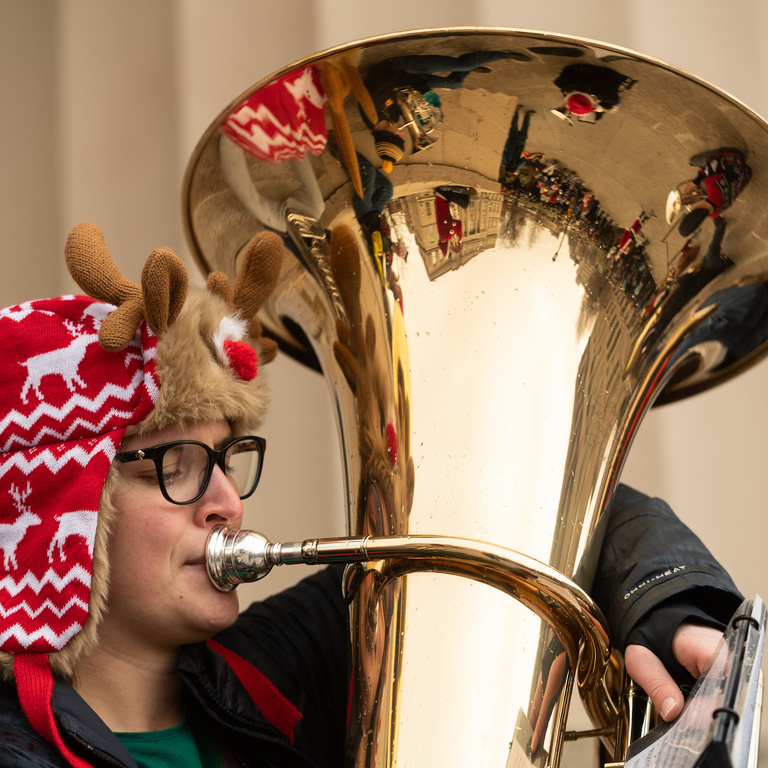 Old Capitol 계단에서 Holiday Tubas 공연 중 튜바 연주자의 클로즈업