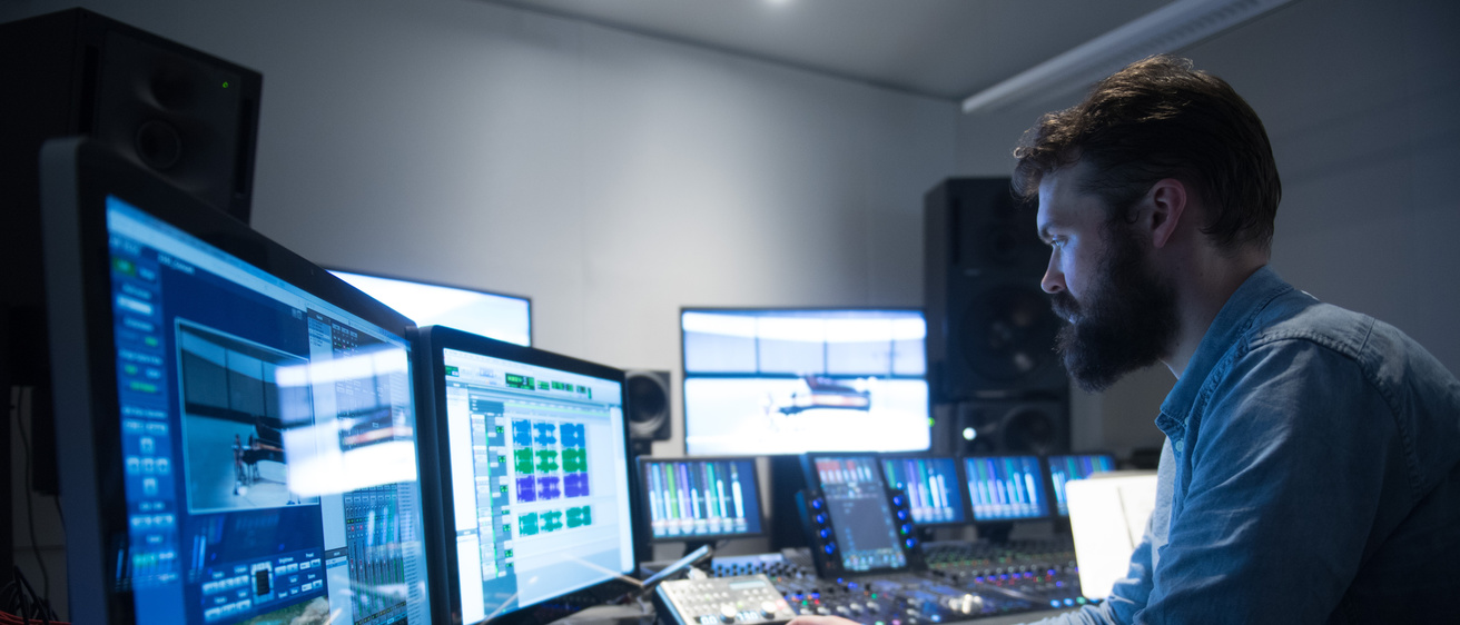 Voxman Music Building의 현대 디지털 녹음 스튜디오에서 일하는 녹음 엔지니어