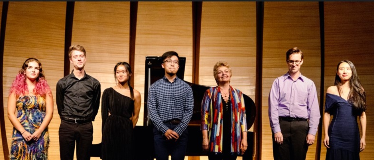 Katya Moeller, Craig Jordan, Ana Yam, Peter Bowen Liu, Dr. Ksenia Nosikova, Neil Krzeski 및 Canlin Qiu가 브라질에서 열린 Making Connections 피아노 페스티벌 중 슬롯 머신 연주회 후 박수를 보내고 있습니다.