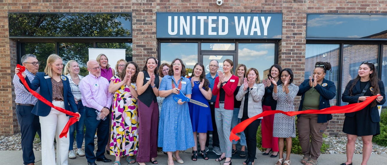 United Way of Johnson 및 Washington 카운티의 직원 및 이사회 구성원이 새 사무실 공간을 헌정하기 위해 리본을 절단했습니다.